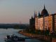 les grands édifices de Budapest se mirent dans le Danube