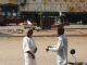 Retour en ville... Devant notre transitaire en douane, aperçu ces deux-là en train de papoter à grand renfort de gestes...
Couturier ambulant à Cotonou, voilà un métier qui demande de posséder le sens de l'équilibre !